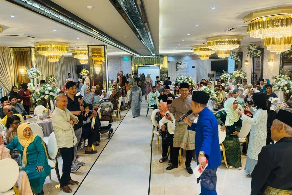 Para tetamu dihiburkan dengan pelbagai acara serta jamuan yang disajikan.