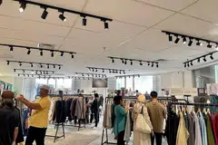 PERSIAPAN AWAL: Pembeli lebih cenderung membeli baju raya awal demi memberi ketenangan fikiran dan mengelakkan kesesakan membeli-belah pada saat-saat akhir nanti.- Foto-foto BH oleh DAHLIA ZULKIFLI