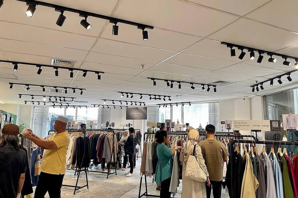 PERSIAPAN AWAL: Pembeli lebih cenderung membeli baju raya awal demi memberi ketenangan fikiran dan mengelakkan kesesakan membeli-belah pada saat-saat akhir nanti.- Foto-foto BH oleh DAHLIA ZULKIFLI