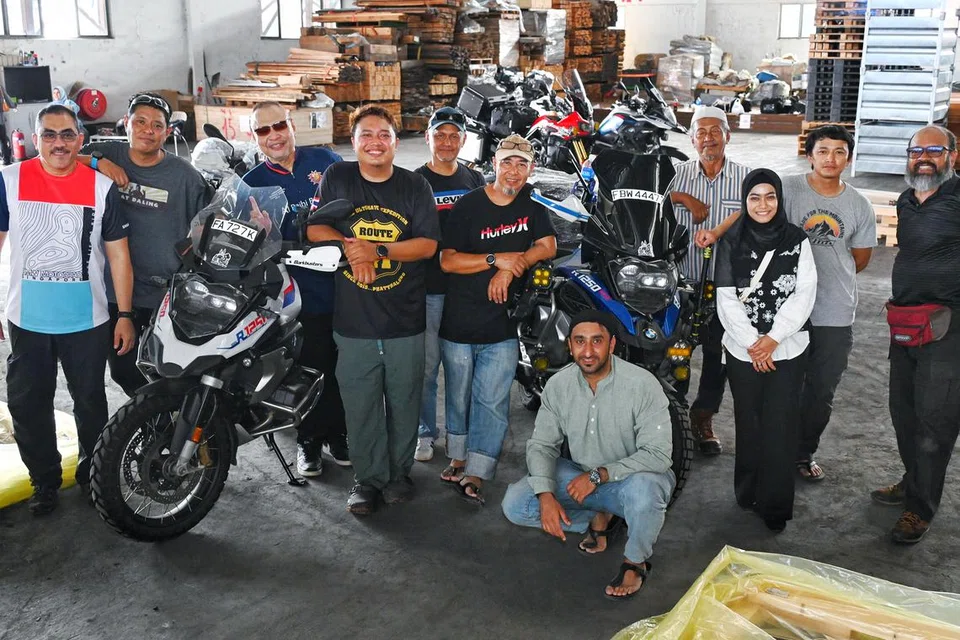 Anggota kumpulan yang berusia dari 33 hingga 71 tahun terdiri daripada (dari kiri) Encik Mohd Anis Mohd Kassim, Encik Noor Iibrahim Abdillah Ab Manap, Encik Suhaimi Senin, Ustaz Muhammad Dzulqarnain Aripin, Encik Ismail Yusoff, Encik Hazrin Ab Halim, Encik Imran Khan Emdad Hussain Khan, Encik Amir Hamzah Mahmudin, Cik Siti Fackrunisah, Encik Mohamed Izzat Mohamed Husain dan Encik Mohamed Yusof Mohamed, bakal berangkat ke Pakistan pada 19 Disember bagi memulakan ekspedisi menunggang motosikal ke Arab Saudi. Seorang lagi anggota, Encik Muhammad Amin Hamid, tiada dalam gambar.