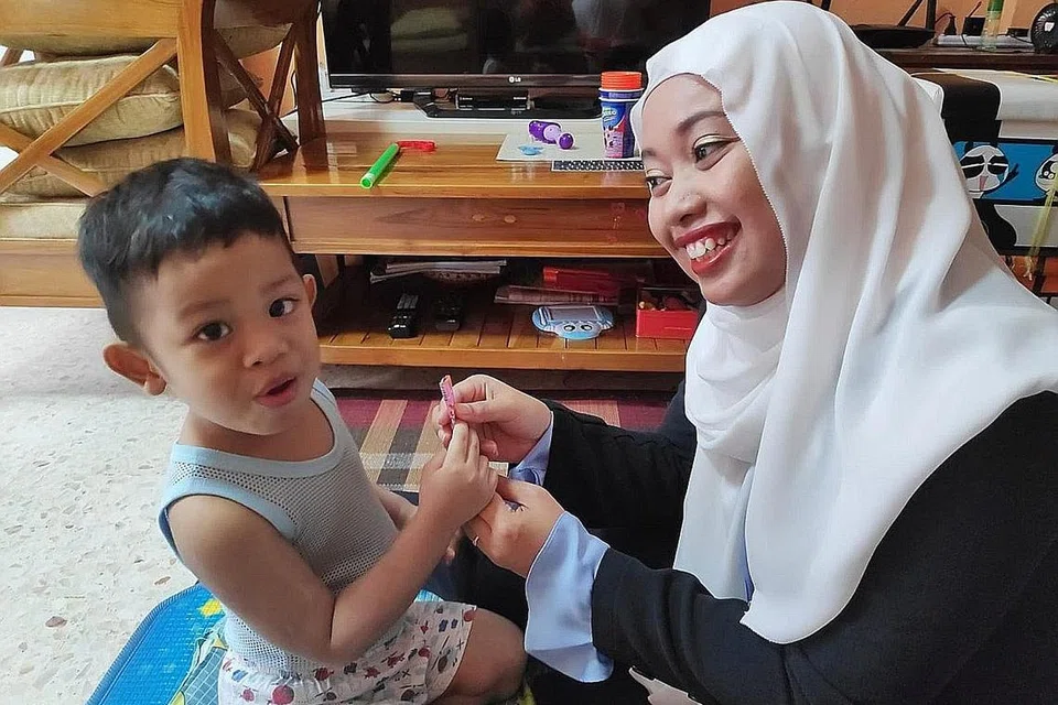 JAGA ANAK SENDIRI: Cik Hana Nordin kini tidak lagi boleh menghantar anaknya Ali Azraei ke rumah ibu bapa mentuanya. Beliau kini bekerja sepenuh masa di rumah bagi menjaga anaknya. - Foto ihsan HANA NORDIN