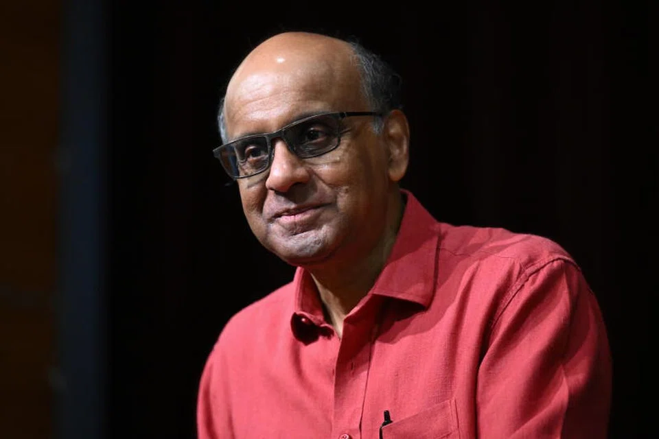 BINCANG ISU: Mantan Menteri Kanan Encik Tharman Shanmugaratnam telah juga hadir dalam satu dialog anjuran akhbar Tamil Murasu awal Sabtu di samping satu sesi dialog bersama 300 belia di bangunan YCWA di Fort Canning pada petang Sabtu.