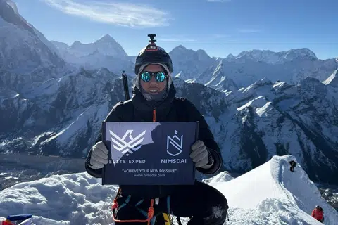 Berjaya mendaki ke Puncak Lobouche Timur (ketinggian 6119 meter) di Nepal bersama Elite Exped (Pendendali Ekspedisi), yang diasaskan oleh Pendaki taraf Antarabangsa, Nimsdai Purja.