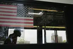 'KAWASAN MAUT': Seorang lelaki dilihat berada dalam sebuah bas di Spring Creek Towers di East New York pada 19 Mei lalu. Menurut data terbaharu yang didedahkan Jabatan Kesihatan Kota New York, kawasan itu dan di sekeliling Spring Creek Towers di East New York merupakan salah satu kawasan paling teruk terjejas dengan jangkitan koronavirus, dengan nisbah kematian di kota itu adalah 612 kes bagi setiap 100,000 penduduk. Data itu, yang memperincikan kematian berkaitan Covid-19 dan kes mengikut kawasan, menunjukkan kawasan dengan poskod 11239 hadapi kadar kematian tertinggi. 