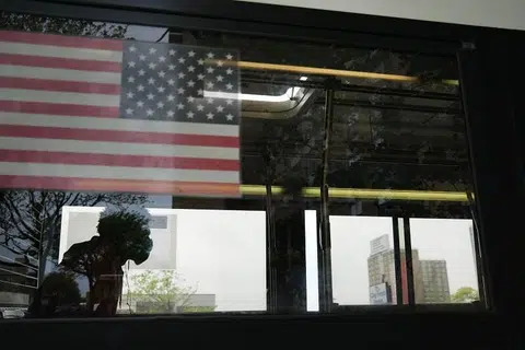 'KAWASAN MAUT': Seorang lelaki dilihat berada dalam sebuah bas di Spring Creek Towers di East New York pada 19 Mei lalu. Menurut data terbaharu yang didedahkan Jabatan Kesihatan Kota New York, kawasan itu dan di sekeliling Spring Creek Towers di East New York merupakan salah satu kawasan paling teruk terjejas dengan jangkitan koronavirus, dengan nisbah kematian di kota itu adalah 612 kes bagi setiap 100,000 penduduk. Data itu, yang memperincikan kematian berkaitan Covid-19 dan kes mengikut kawasan, menunjukkan kawasan dengan poskod 11239 hadapi kadar kematian tertinggi. 