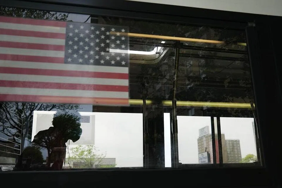 'KAWASAN MAUT': Seorang lelaki dilihat berada dalam sebuah bas di Spring Creek Towers di East New York pada 19 Mei lalu. Menurut data terbaharu yang didedahkan Jabatan Kesihatan Kota New York, kawasan itu dan di sekeliling Spring Creek Towers di East New York merupakan salah satu kawasan paling teruk terjejas dengan jangkitan koronavirus, dengan nisbah kematian di kota itu adalah 612 kes bagi setiap 100,000 penduduk. Data itu, yang memperincikan kematian berkaitan Covid-19 dan kes mengikut kawasan, menunjukkan kawasan dengan poskod 11239 hadapi kadar kematian tertinggi. 