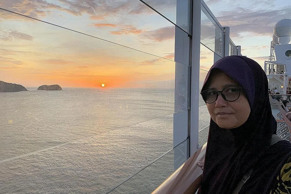 CAHAYA MENYINARI: Pemandangan matahari terbenam dapat jelas dilihat di atas kapal pelayaran. - Foto BH oleh NUR HUMAIRA SAJAT