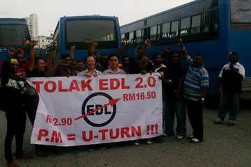 ENGGAN BAYAR TOL: Beberapa pemandu bas kilang berhimpun dekat Kompleks CIQ Johor Bahru untuk mogok membantah bayaran tol lebih tinggi yang berkuatkuasa semalam. - Foto FACEBOOK STEVEN CHOONG
