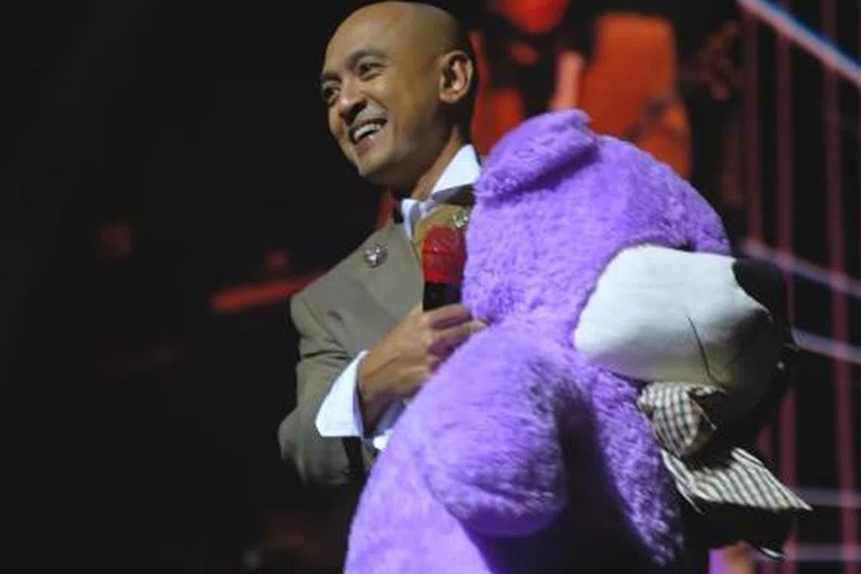Sekitar 100 patung beruang diberikan kepada penonton di dewan sepanjang konsert berlangsung, tanda terima kasih New Boyz kepada peminat yang menyokong mereka sejak suku abad lalu.