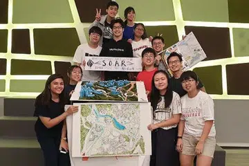 IDEA UNTUK MASA DEPAN: Pasukan Maktab Rendah Anderson Serangoon membentangkan idea mereka bagi mengubah bekas lapangan terbang Paya Lebar menjadi satu ruang masyarakat pada masa depan. - Foto URA