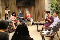 INISIATIF ALU-ALUKAN PENYERTAAN MASYARAKAT: Cik Indranee (memegang mikrofon) dan Encik Lee (paling kanan) memberi kemas kini tentang gerakan Singapura Bersama yang diumumkan Jun lalu. - Foto BH oleh ONG WEE JIN