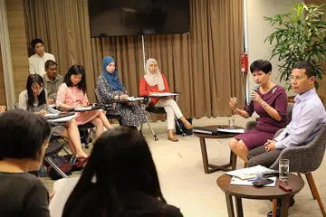 INISIATIF ALU-ALUKAN PENYERTAAN MASYARAKAT: Cik Indranee (memegang mikrofon) dan Encik Lee (paling kanan) memberi kemas kini tentang gerakan Singapura Bersama yang diumumkan Jun lalu. - Foto BH oleh ONG WEE JIN