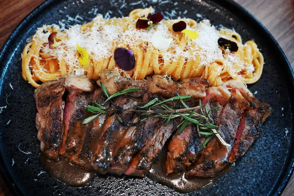 New York Strip Linguine, berharga $28.80 dengan daging New York Strip yang cair di dalam mulut bersama pasta linguine yang berlemak dengan rasa tomato dan cili yang seimbang. 