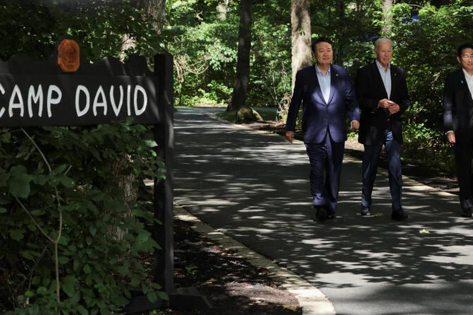 GANDING BAHU: (Dari kanan) Perdana Menteri Jepun, Encik Fumio Kishida; Presiden Amerika, Encik Joe Biden; dan Presiden Korea Selatan, Encik Yoon Suk Yeol, tiba di Camp David dekat Thurmont, Maryland, bagi sidang media bersama dalam sidang puncak tiga pihak. 