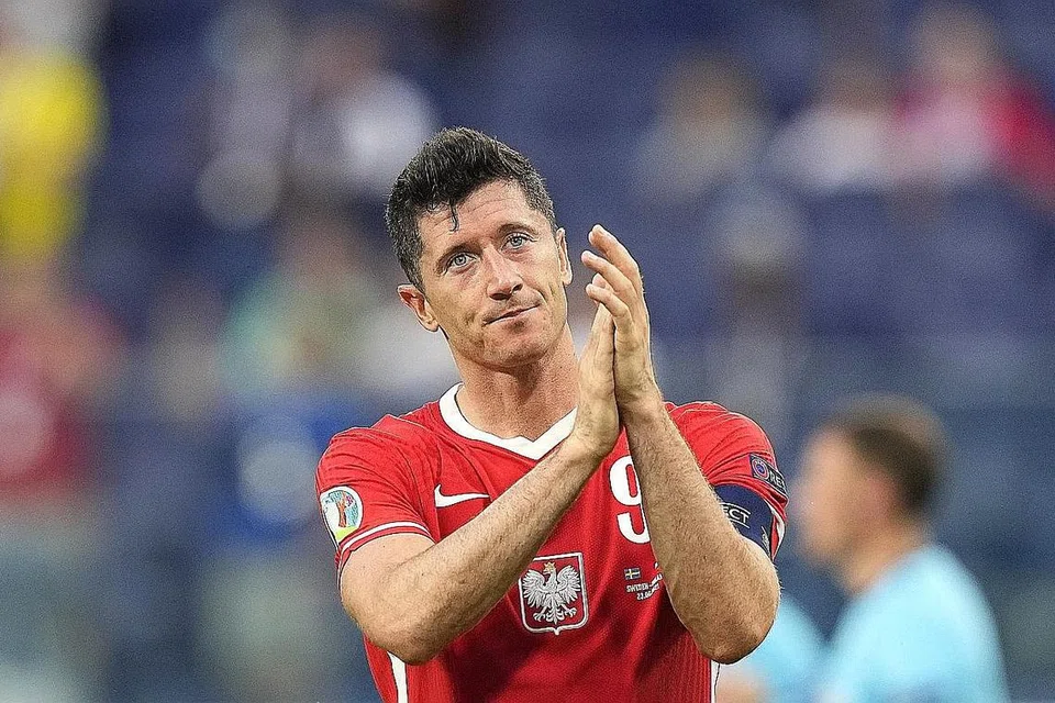 KECEWA: Lewandowski menjaringkan dua gol untuk memberi Poland harapan memenangi perlawanan. Namun harapan itu musnah selepas Claeson menjaringkan gol kemenangan dalam masa kecederaan. - Foto EPA-EFE