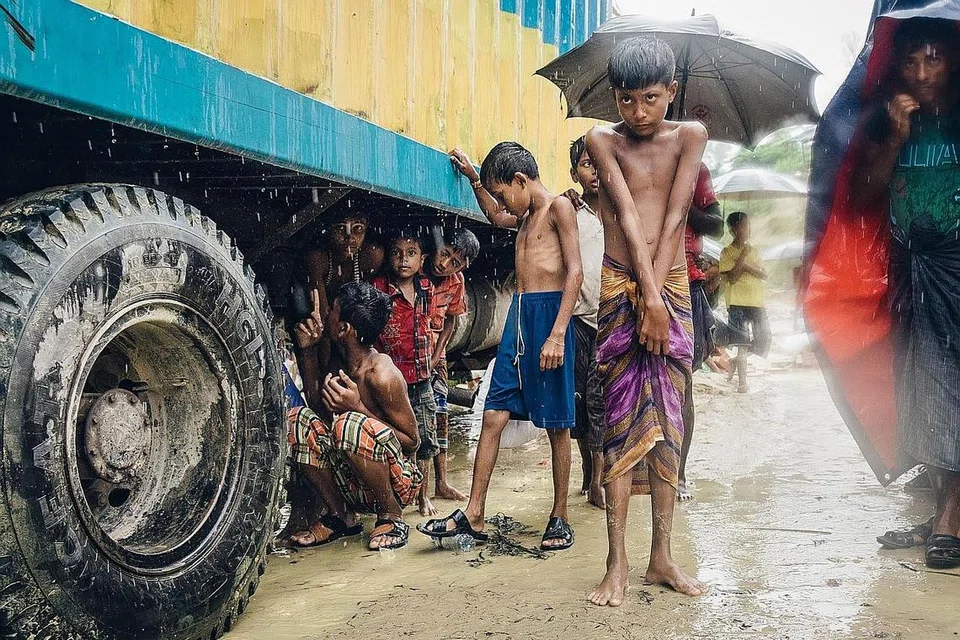 SECEBIS PEMANDANGAN: Suasana kehidupan anak-anak pelarian Rohingya kesejukan di kala hujan. - Foto GLOBAL ESHSAN RELIEF