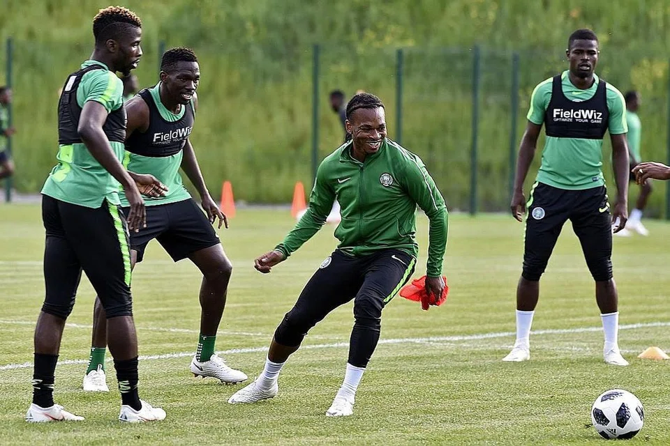 REBUT KEMENANGAN: Pemain tengah pasukan Nigeria, John Obi Mikel (tengah) dan rakan-rakan sepasukan sedang menjalani sesi memanaskan badan sebelum memulakan latihan di Arena Essentuki di Yessentuki, selatan Russia, pada 18 Jun lalu. - Foto AFP