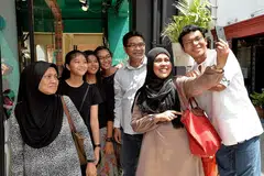 TEMPUHI TUGAS BARU DENGAN SABAR: Cik Yuliza Wati Mohamad Yusoff (memegang telefon bimbit) bersyukur rancangan menjadi pekerja sosial pada usia 40-an tahun disokong (dari kiri) ibunya Hajah Zainon Mohd Yusoff, anaknya Ummu Kalthum, Siti Zahrah, Zainab dan Md Zulfikar (kanan), serta suami Encik Iskandar Wachi. - Foto M.O. SALLEH