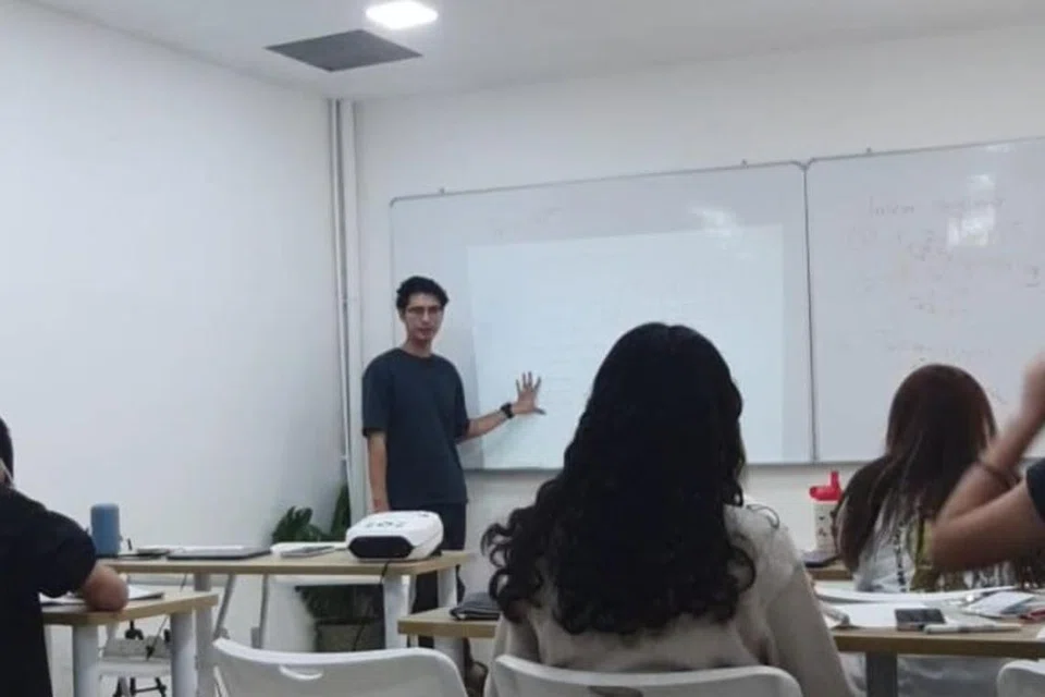 Pusat tuisyen ‘Mad Max’ memberi tumpuan kepada mata pelajaran Matematik dan Sains untuk para pelajar khususnya yang ingin menduduki peperiksaan GCE peringkat ‘O’.