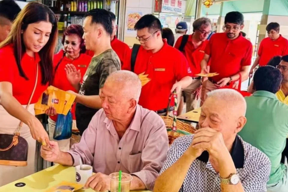 Cik Surayah Akbar (kiri) daripada Parti Demokratik Singapura (SDP) kelihatan giat mendekati penduduk GRC Marsiling-Yew Tee.