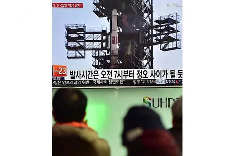 TIMBULKAN KEBIMBANGAN: Rancangan Korea Utara melancarkan roket mendapat liputan meluas di Korea Selatan semalam. Korea Selatan dan Jepun telah menyelar tindakan Korea Utara itu yang dianggap satu provokasi. - Foto AFP