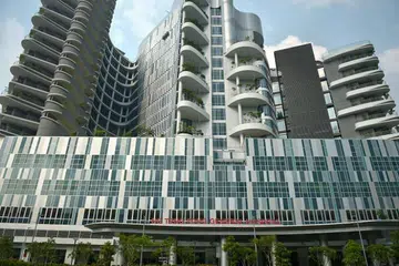 TURUT TERJEJAS: Hospital Besar Ng Teng Fong (gambar atas) dan Hospital Masyarakat Jurong turut terjejas akibat bekalan elektrik yang terputus pada awal pagi 18 September 2018.