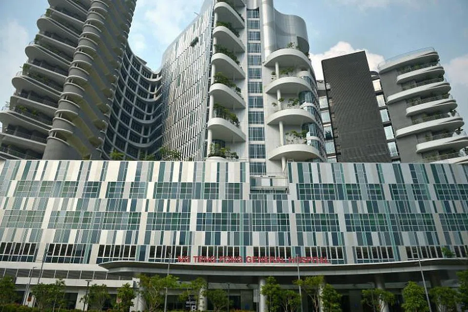TURUT TERJEJAS: Hospital Besar Ng Teng Fong (gambar atas) dan Hospital Masyarakat Jurong turut terjejas akibat bekalan elektrik yang terputus pada awal pagi 18 September 2018.