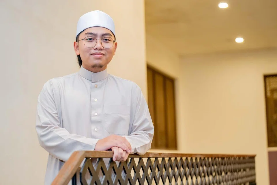 Sejak kecil, Encik Hadi Irfan Basri telah mendalami pengajian bacaan Al-Quran secara mendalam. Beliau juga merupakan finalis dan telah meraih tempat kelima bagi Majlis Tilawah, Tahfiz & Tadabbur Al-Quran (MTTTQ) 2025.