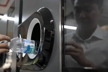 kad EZ-Link, mesin layan diri, dapatkan semula deposit 10 sen, apabila pulangkan botol dan tin minuman kosong, kitar semula, Skim Kembalikan Bekas Minuman (BCRS), Menteri Negara Kanan (Kemampanan dan Sekitaran), Dr Janil Puthucheary,