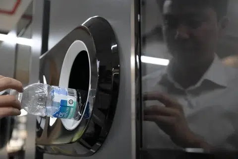kad EZ-Link, mesin layan diri, dapatkan semula deposit 10 sen, apabila pulangkan botol dan tin minuman kosong, kitar semula, Skim Kembalikan Bekas Minuman (BCRS), Menteri Negara Kanan (Kemampanan dan Sekitaran), Dr Janil Puthucheary,