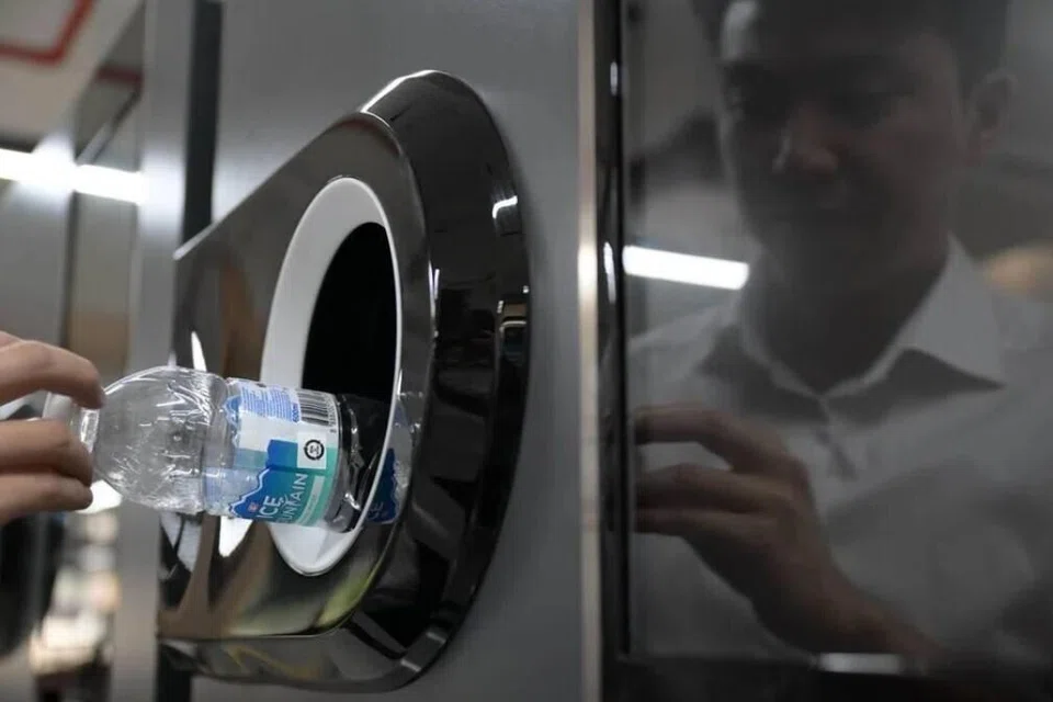 kad EZ-Link, mesin layan diri, dapatkan semula deposit 10 sen, apabila pulangkan botol dan tin minuman kosong, kitar semula, Skim Kembalikan Bekas Minuman (BCRS), Menteri Negara Kanan (Kemampanan dan Sekitaran), Dr Janil Puthucheary,