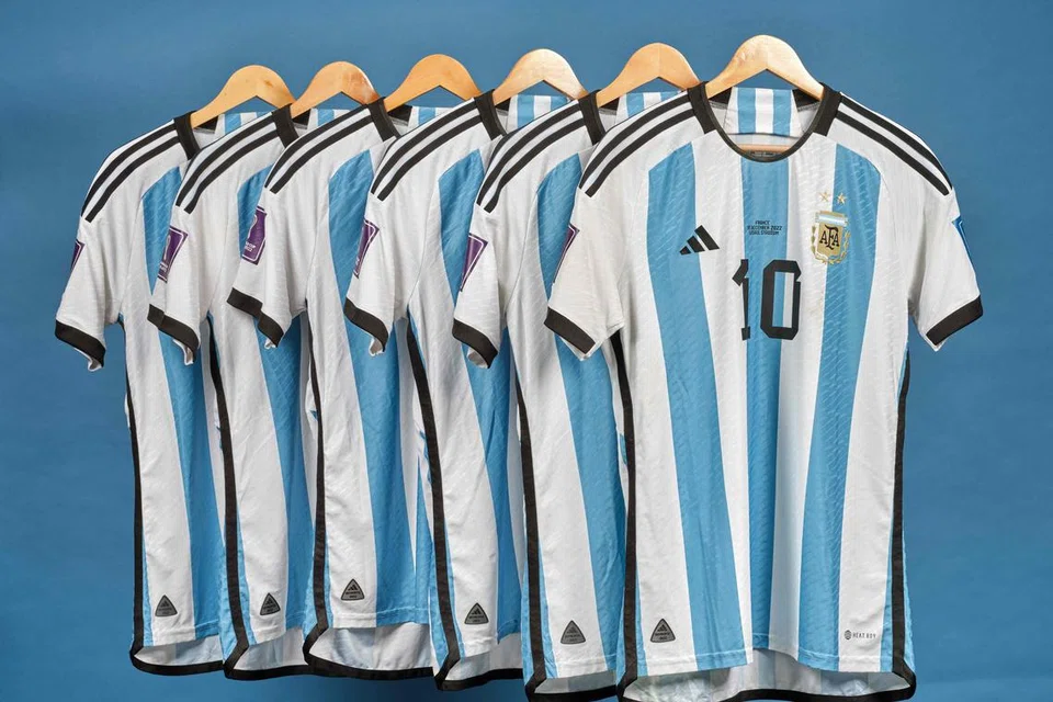 JERSI BERHARGA: Enam jersi yang dipakai oleh Lionel Messi semasa Piala Dunia 2022 akan dilelong pada Disember. Nilainya dianggarkan lebih AS$10 juta ($13.4 juta).