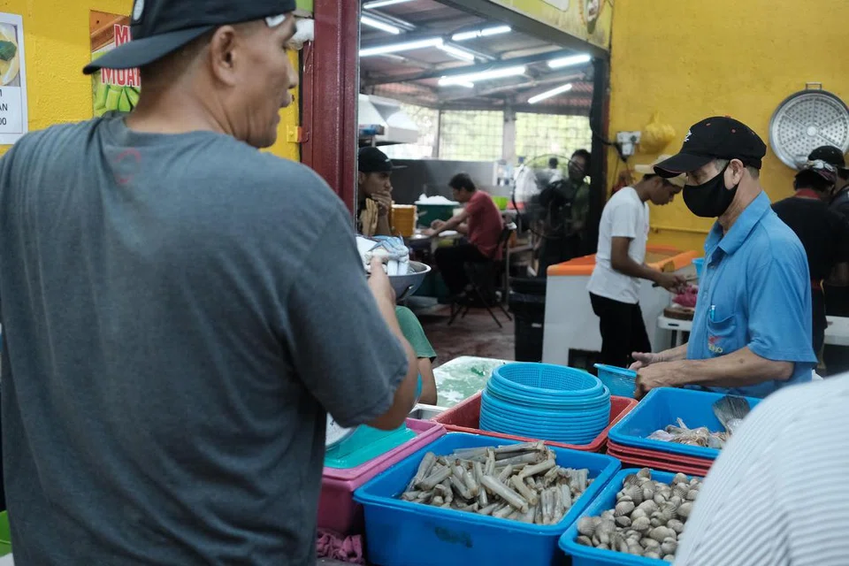 PILIH IKUT SELERA: Pengunjung boleh memilih pelbagai makanan laut segar di restoran Ikan Bakar Muara Sungai Duyung.