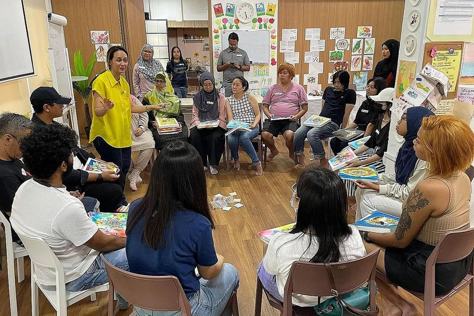 SAMBUTAN BAIK: Para peserta yang menyertai salah satu bengkel 'ArtsAlive' yang merupakan sebahagian Projek Jalinan 2023. 