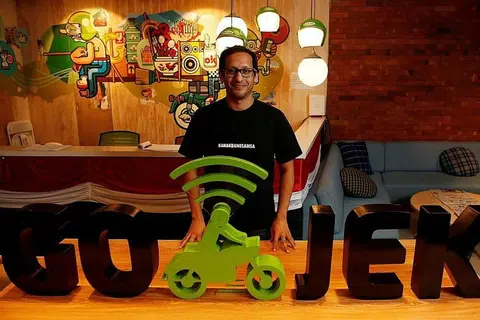 PESAING BARU DI PASARAN SETEMPAT: Go-Jek dibentuk oleh pengasasnya Nadiem Makarim pada 2010 dan dijangka menawarkan khidmat lain melebihi khidmat memanggil pengangkutan di Singapura. 