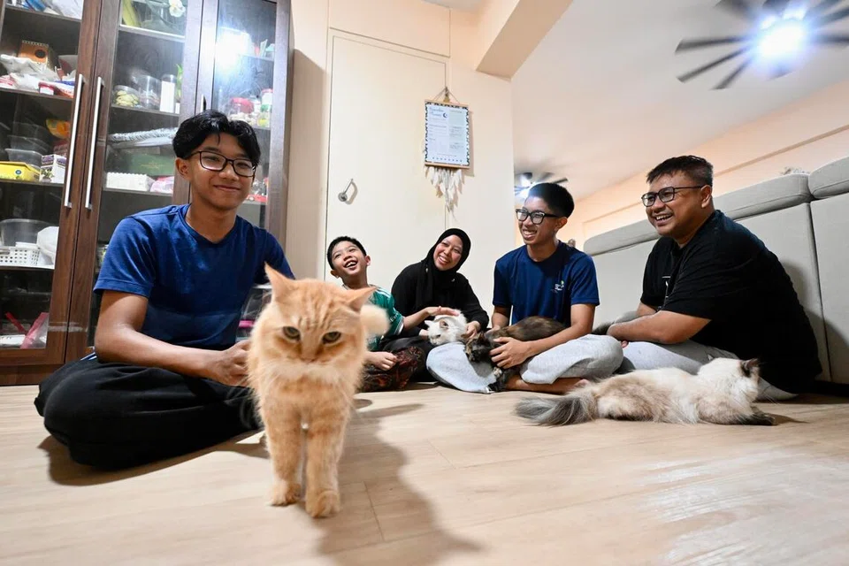 Faiz Ihsan Mohamad Sofian (kiri) bersama anggota keluarganya.
