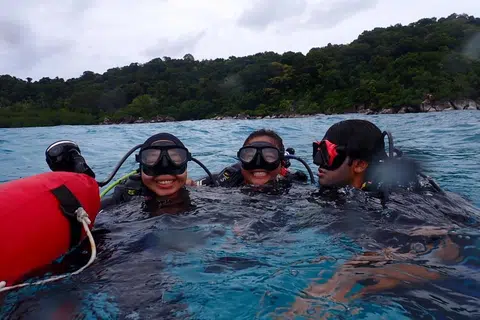 Sebelum berangkat ke Pulau Tioman, peserta menjalani latihan di kolam renang untuk berasa selesa dalam air seperti mengapung selama 10 minit.