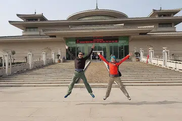 BERSEJARAH: Encik Nasser Mansor dan isteri, Cik Nurliza Sawi di Xi'an, China. - Foto ihsan NASSER MANSOR