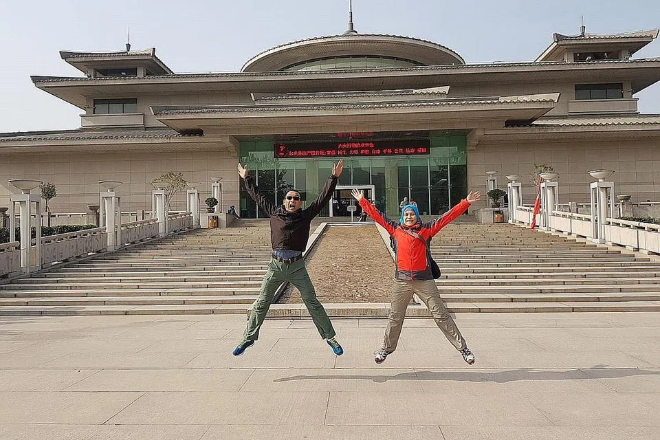 BERSEJARAH: Encik Nasser Mansor dan isteri, Cik Nurliza Sawi di Xi'an, China. - Foto ihsan NASSER MANSOR