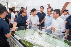 BANGUNAN 'KREATIF': Encik Khaw (empat dari kanan) berkata pasukan dari LTA berjaya membuat rekaan Depoh Bersepadu East Coast yang memenuhi keperluan prasarana dalam negara yang mempunyai tanah yang terhad. - Foto FACEBOOK/KHAW BOON WAN