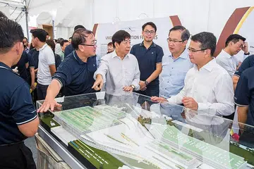 BANGUNAN 'KREATIF': Encik Khaw (empat dari kanan) berkata pasukan dari LTA berjaya membuat rekaan Depoh Bersepadu East Coast yang memenuhi keperluan prasarana dalam negara yang mempunyai tanah yang terhad. - Foto FACEBOOK/KHAW BOON WAN