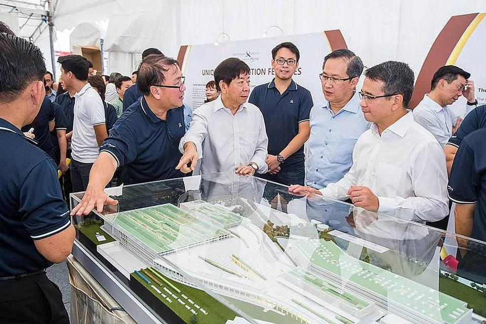 BANGUNAN 'KREATIF': Encik Khaw (empat dari kanan) berkata pasukan dari LTA berjaya membuat rekaan Depoh Bersepadu East Coast yang memenuhi keperluan prasarana dalam negara yang mempunyai tanah yang terhad. - Foto FACEBOOK/KHAW BOON WAN