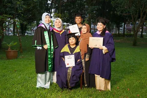 Cik Nur Aisyah Lyana Mohamed Satria (kanan) bersama keluarganya. Mereka terdiri daripada adik-adiknya (dari kiri), Cik Alysia Nadia Mohamed Satria; Cik Ayu Nabilah Mohamed Satria, Encik Aiman Danish Mohamed Satria; pembantu mereka, Cik Hermin Kaseri; dan arwah ibu mereka, Allahyarhamha Cik Noor Hasnah Adam (duduk tengah).