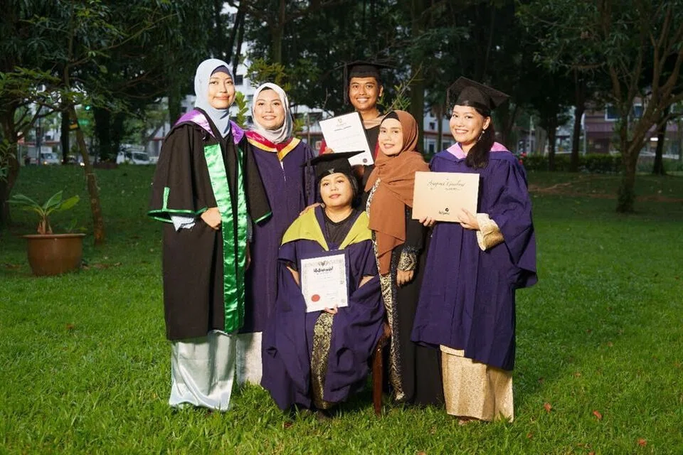 Cik Nur Aisyah Lyana Mohamed Satria (kanan) bersama keluarganya. Mereka terdiri daripada adik-adiknya (dari kiri), Cik Alysia Nadia Mohamed Satria; Cik Ayu Nabilah Mohamed Satria, Encik Aiman Danish Mohamed Satria; pembantu mereka, Cik Hermin Kaseri; dan arwah ibu mereka, Allahyarhamha Cik Noor Hasnah Adam (duduk tengah).