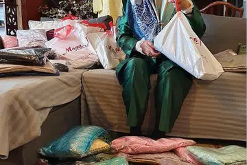 LEGA: Pemilik butik Mona J, Cik Maimunah Ali pada awalnya diberitahu oleh wakil agensi pengiriman di Indonesia bahawa pakaiannya tidak dapat dihantar ke Singapura seperti yang dijadualkan kerana agensi pengiriman tidak beroperasi di negara itu disebabkan langkah kawalan penularan Covid-19 namun masalah berjaya diatasi. - Foto MONA J