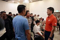 Setiausaha Agung Kongres Kesatuan Sekerja Kebangsaan (NTUC), Encik Ng Chee Meng (kanan), meluangkan masa dan bertemu dengan pekerja platform pada pagi 4 Julai, mendapatkan maklum balas dan mendengar keprihatinan mereka. 