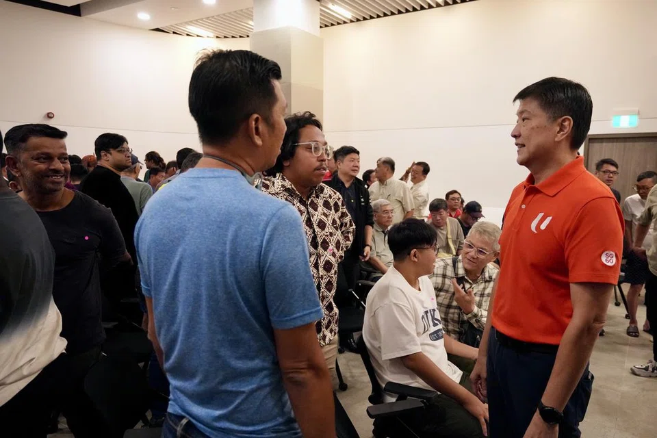 Setiausaha Agung Kongres Kesatuan Sekerja Kebangsaan (NTUC), Encik Ng Chee Meng (kanan), meluangkan masa dan bertemu dengan pekerja platform pada pagi 4 Julai, mendapatkan maklum balas dan mendengar keprihatinan mereka. 