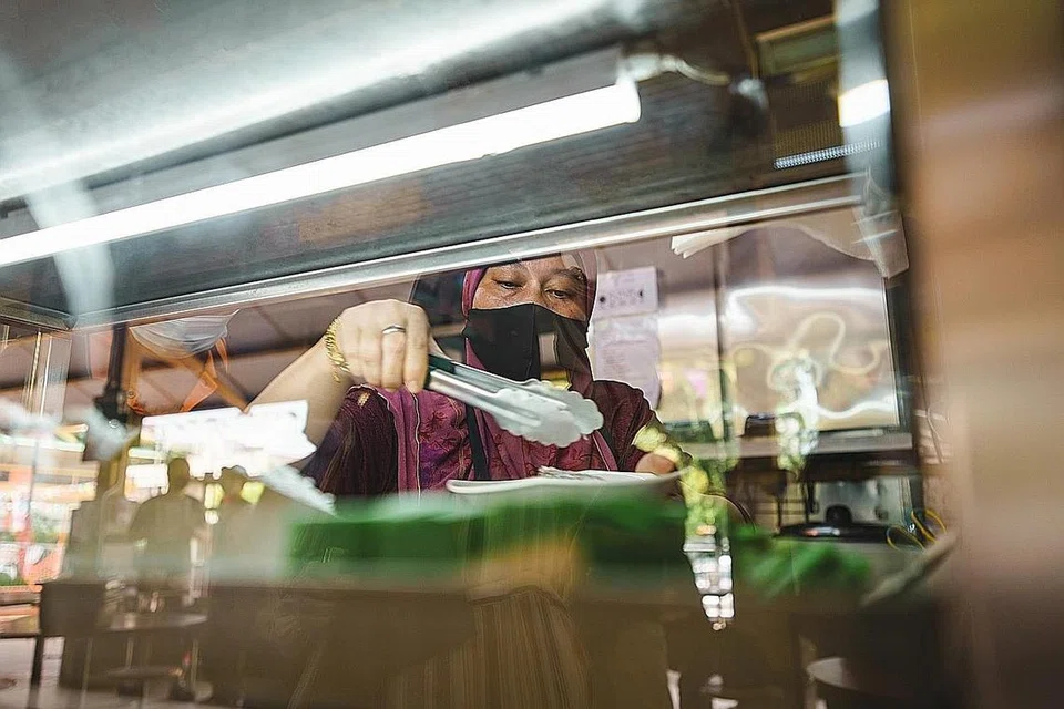 RINGANKAN BEBAN: Lebih 2,600 penjaja serata Singapura akan menerima rebat langsung berjumlah sehingga $400 bagi setiap penjaja untuk membiayai bil gas bagi empat bulan terakhir tahun ini. - Foto CITY GAS