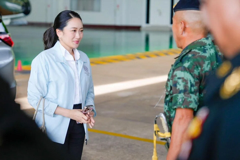 Foto edaran ini daripada Kerajaan Diraja Thailand yang diambil dan dikeluarkan pada 20 Jun 2025 menunjukkan Perdana Menteri Thailand, Paetongtarn Shinawatra (kiri), berlepas dari Bangkok bagi lawatan ke Divisyen Infantri Ke-2 Tentera Diraja Thailand di Ubon Ratchathani. Paetongtarn dijadual melawat komander tentera yang sebelum ini digelarnya sebagai “lawan” dalam satu panggilan telefon yang bocor, ketika beliau berusaha meredakan krisis politik yang mengancam kejatuhan kerajaannya.