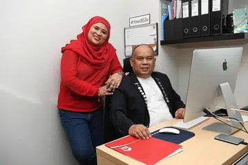 TEKAD DAN DEDIKASI: Encik Ahmad Ibrahim bersama isterinya Cik Rabaah Jamil telah mengharungi cabaran yang melanda mereka dan kini bekerja bersama dalam bidang hartanah. - Foto BH oleh MOHD KHALID BABA
